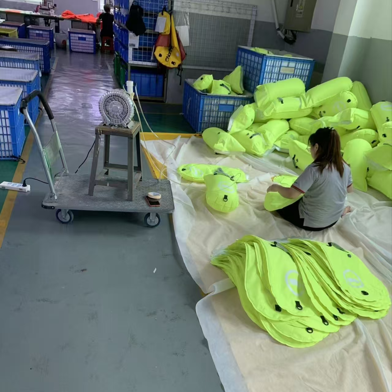 Her Biri Şişiriliyor: Sealock'ta Yüksek Görünürlüklü Yüzme Şamandıraları İnşa Etmek