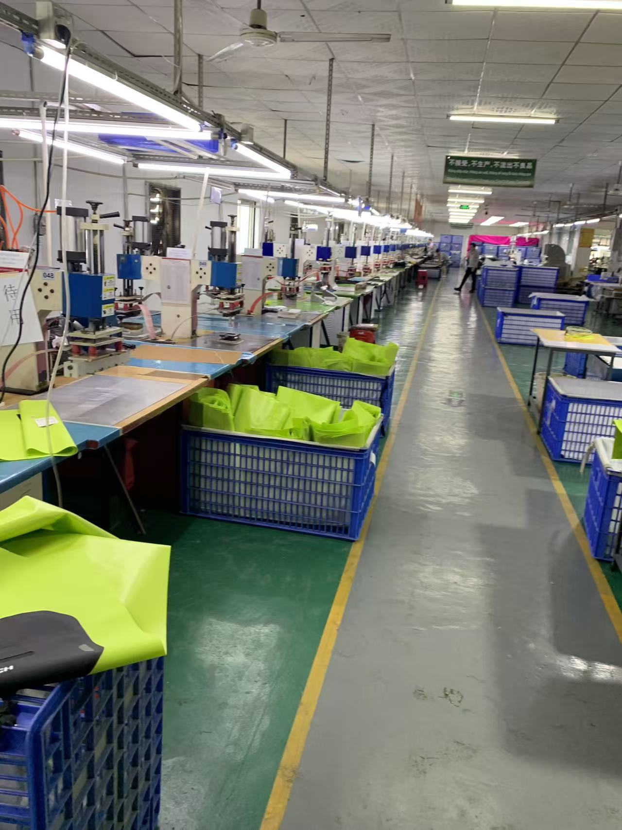 Bir Üretim Sürecinin İçinde: Sealock'ta Hi-Vis Su Geçirmez Motosiklet Çantası Nasıl Üretiliyor?